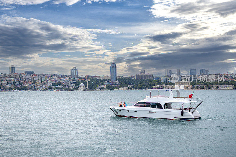 Beautiful city is İstanbul to cloudy day, Turkey